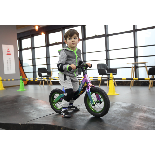 Mini bicicletas de equilibrio con el pie empujado